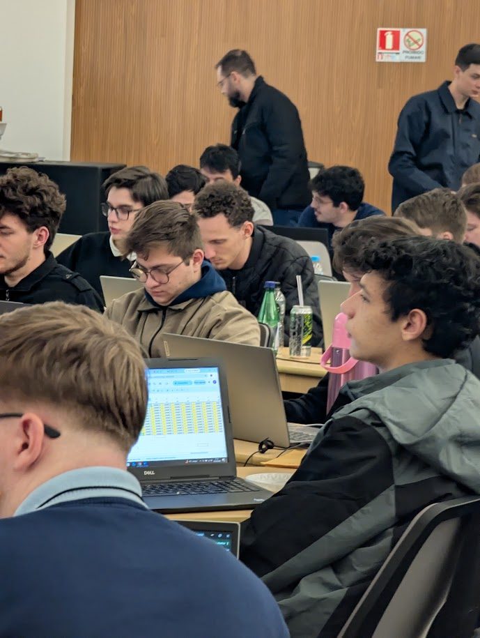 Alunos em sala durante a aula